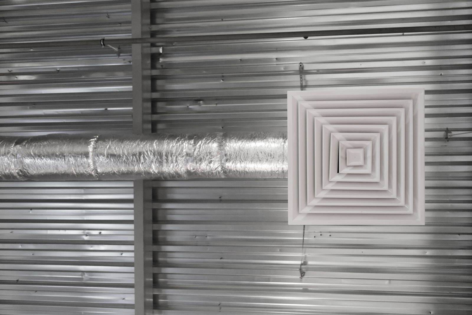 Air Ventilating tube and louver in building